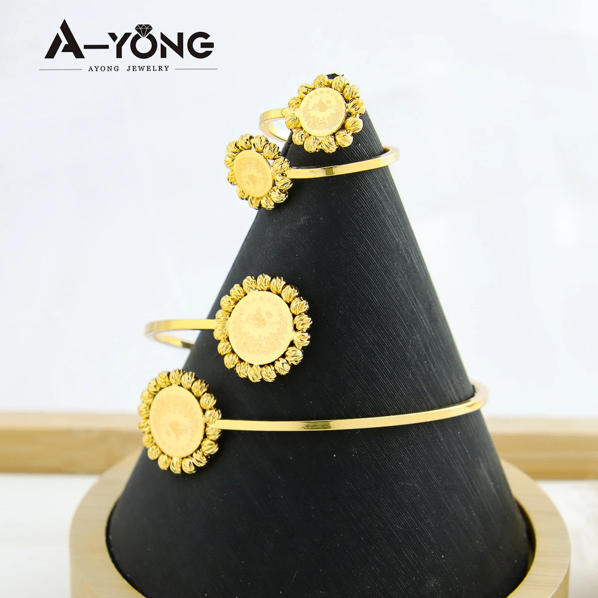 

Wholesale Adjustable Luxury Ladies Open Cuff Bracelet Sun Flowers Shape Gold Plated Jewelry Set Coin Bracelet and Ring Set for W