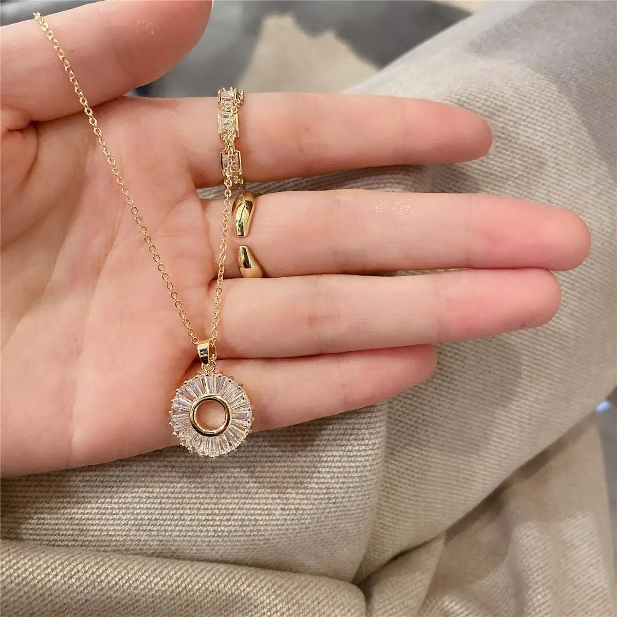 

New Product Round Micro-Inlaid Zircon Circle Necklace Temperament Pendant Female Japanese Ins Style Retro Sexy Clavicle Chain, Picture shows