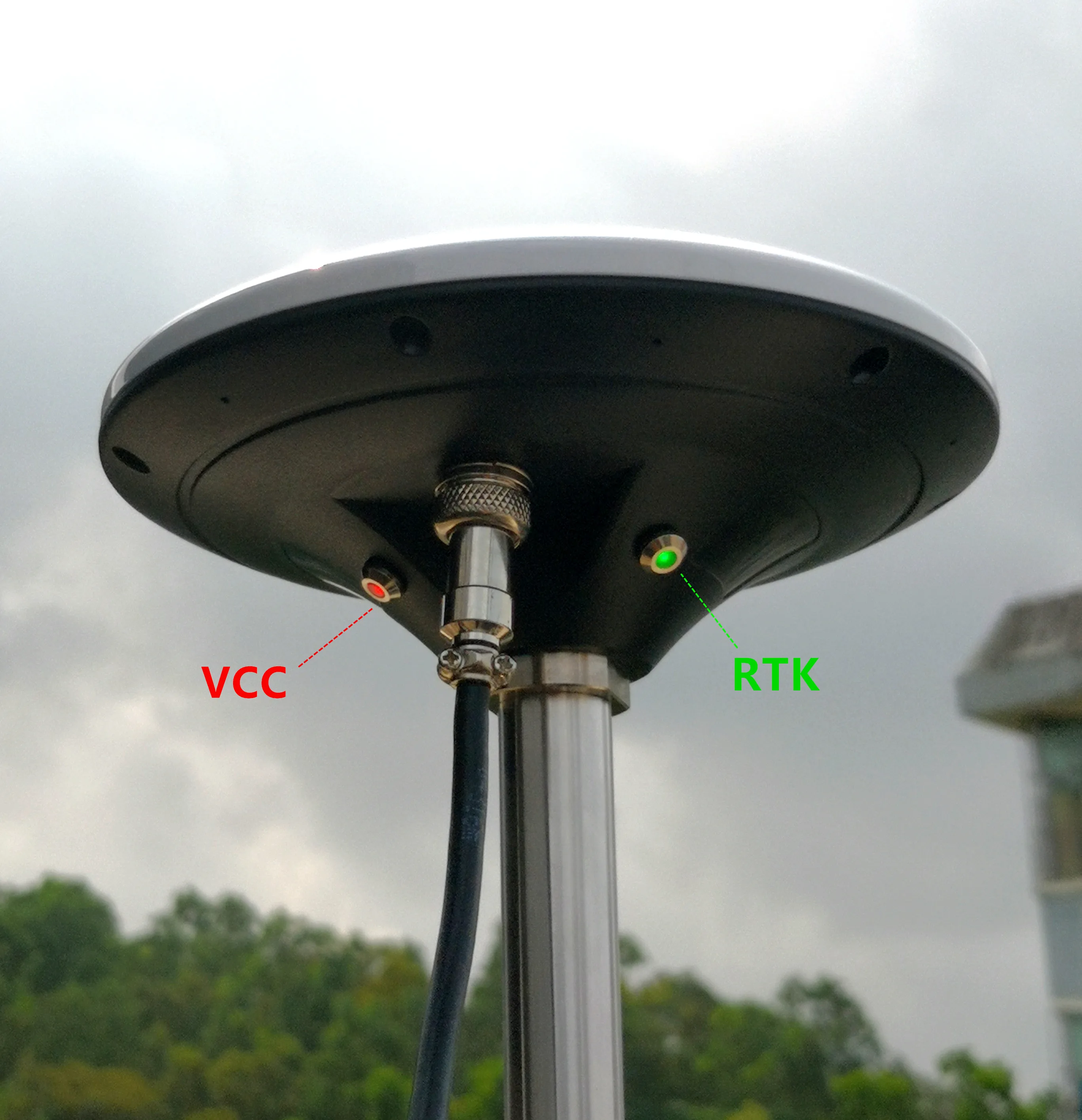 
Designed with the ZED-F9P F9 module, the RTK high-precision GNSS receiver can be used as a base station and rove TOPGNSS TOP100 