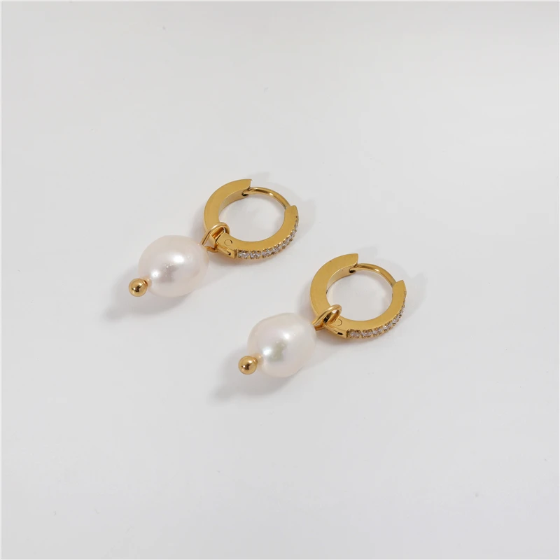 

2022 18K Gold Plated Elegant Zirconia Pave Huggie Fresh Water Pearl Stainless Steel Earring Mother's Day Gift