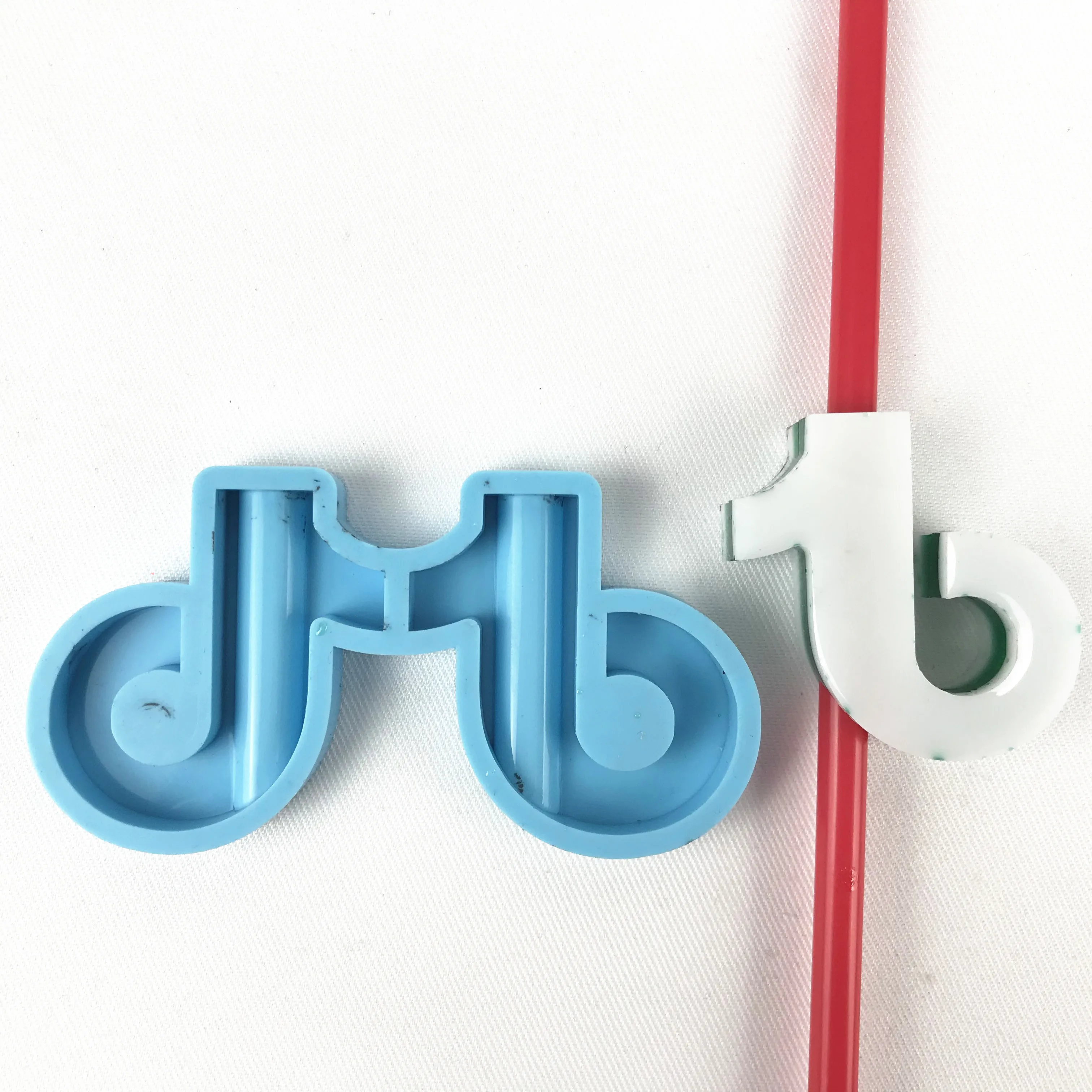 

2186 TikTok silicone straw topper mold
