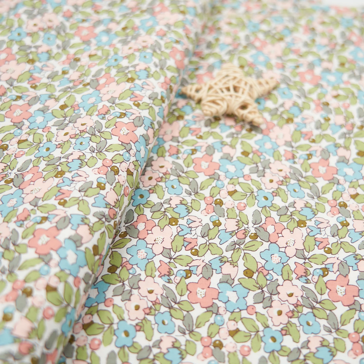 The Spot Sale Cotton Digital Floral Printed Cotton Fabric for Women Dress and Kids Garments