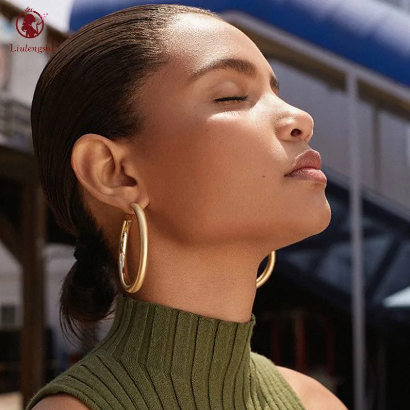 

Thick Gold Plated Stainless Steel Big C Shape Round Dangl Earrings Custom Minimalist Chunky Open Smooth Hoop Earrings