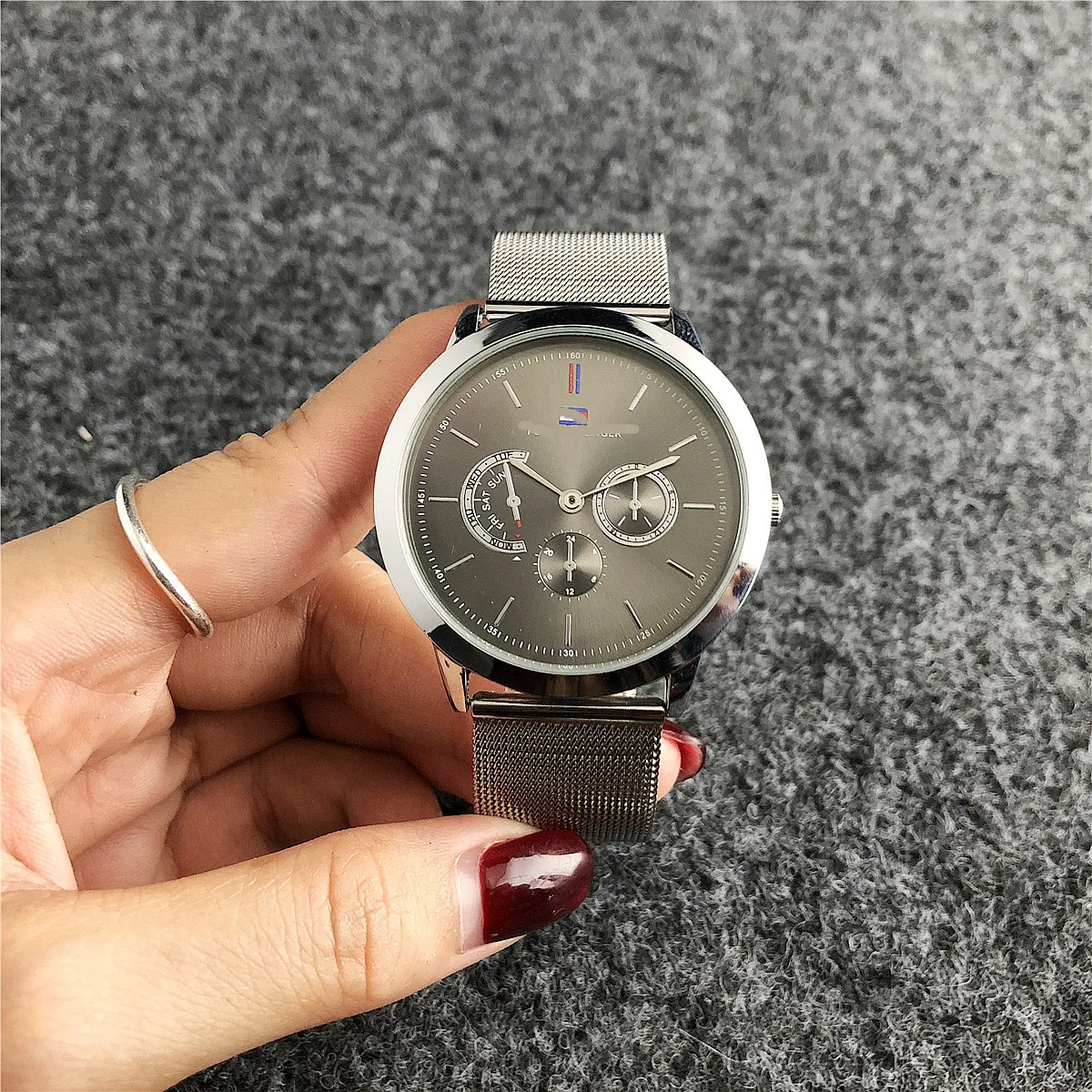 

2021 OEM Custom Logo Design Mesh Band Minimalist Wrist Watches For Women And Men Hot Selling Unisex Stainless steel Watches