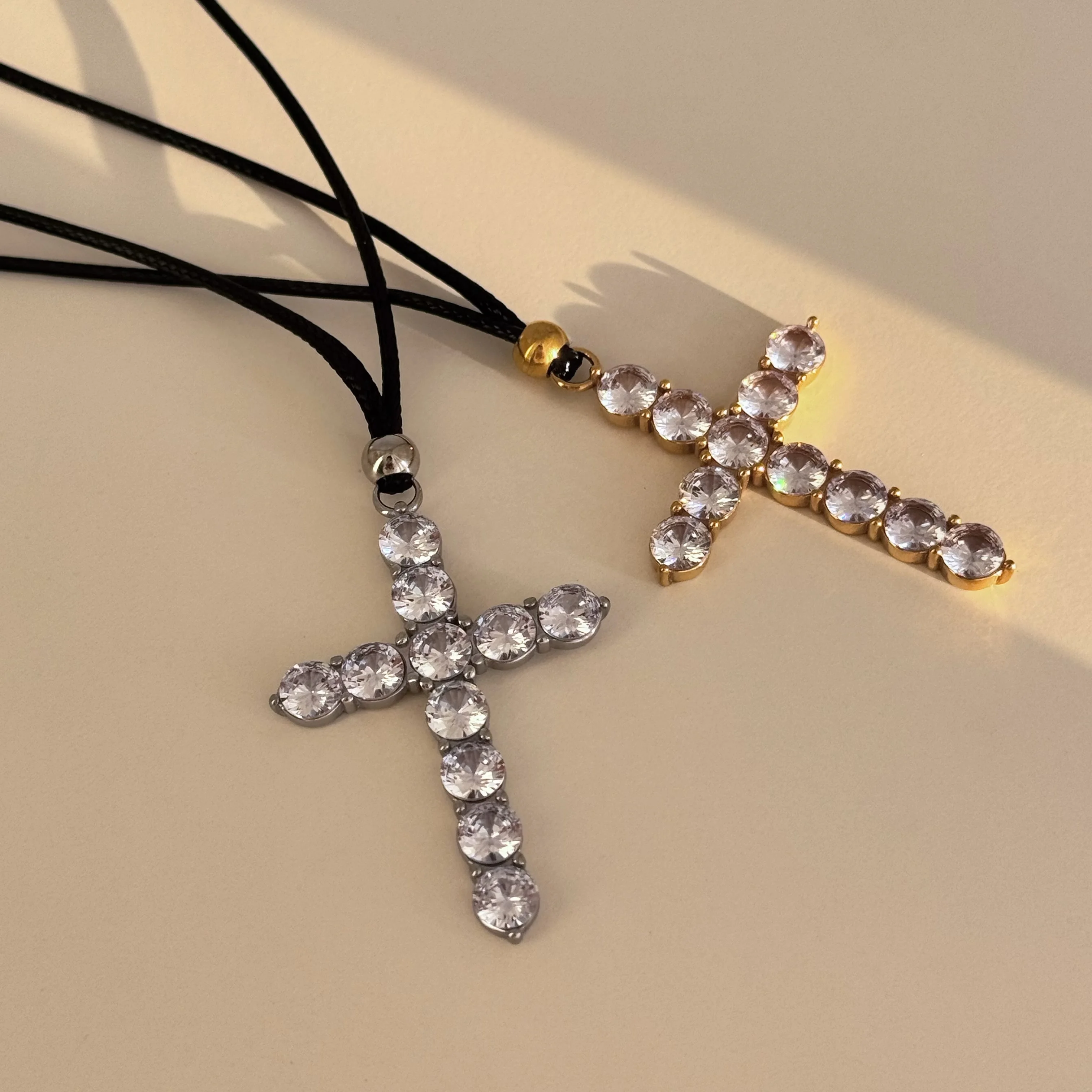 

Dazan New 18k Gold Plated Tarnish Free Stainless Steel Vintage Black Leather Iced Out Zircon Cross Necklace Valentine Jewelry