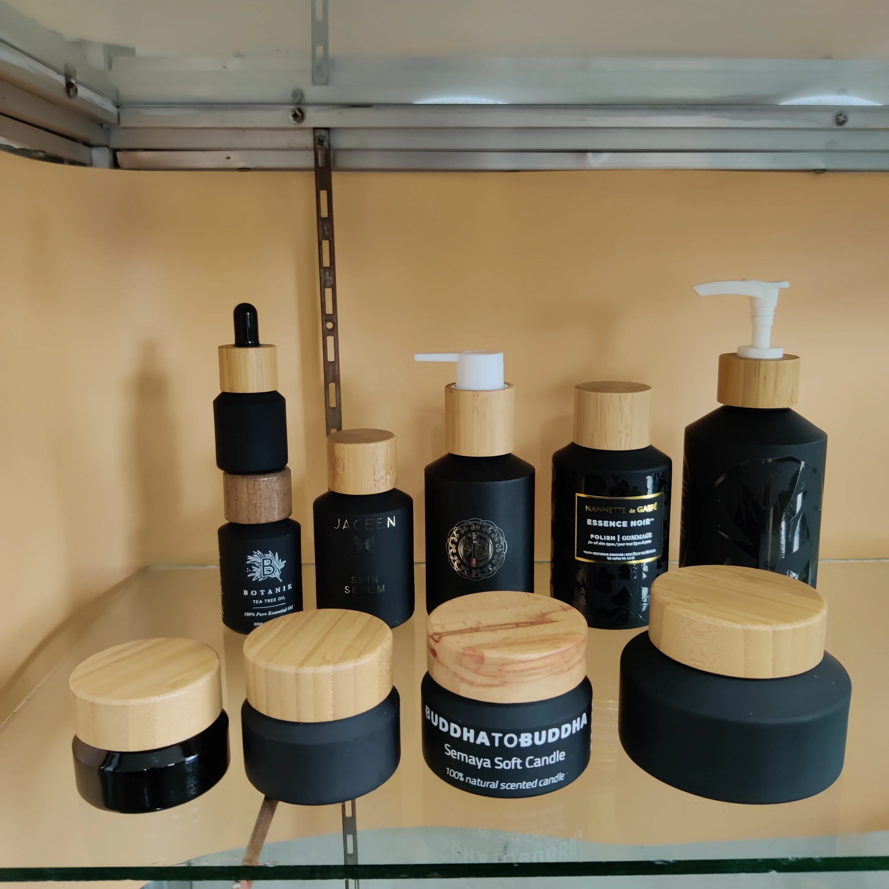 

cosmetic bottle packaging 15ml 30ml 50ml empty glass lotion bottle 3oz 6oz round shoulder black glass bottle with bamboo pump