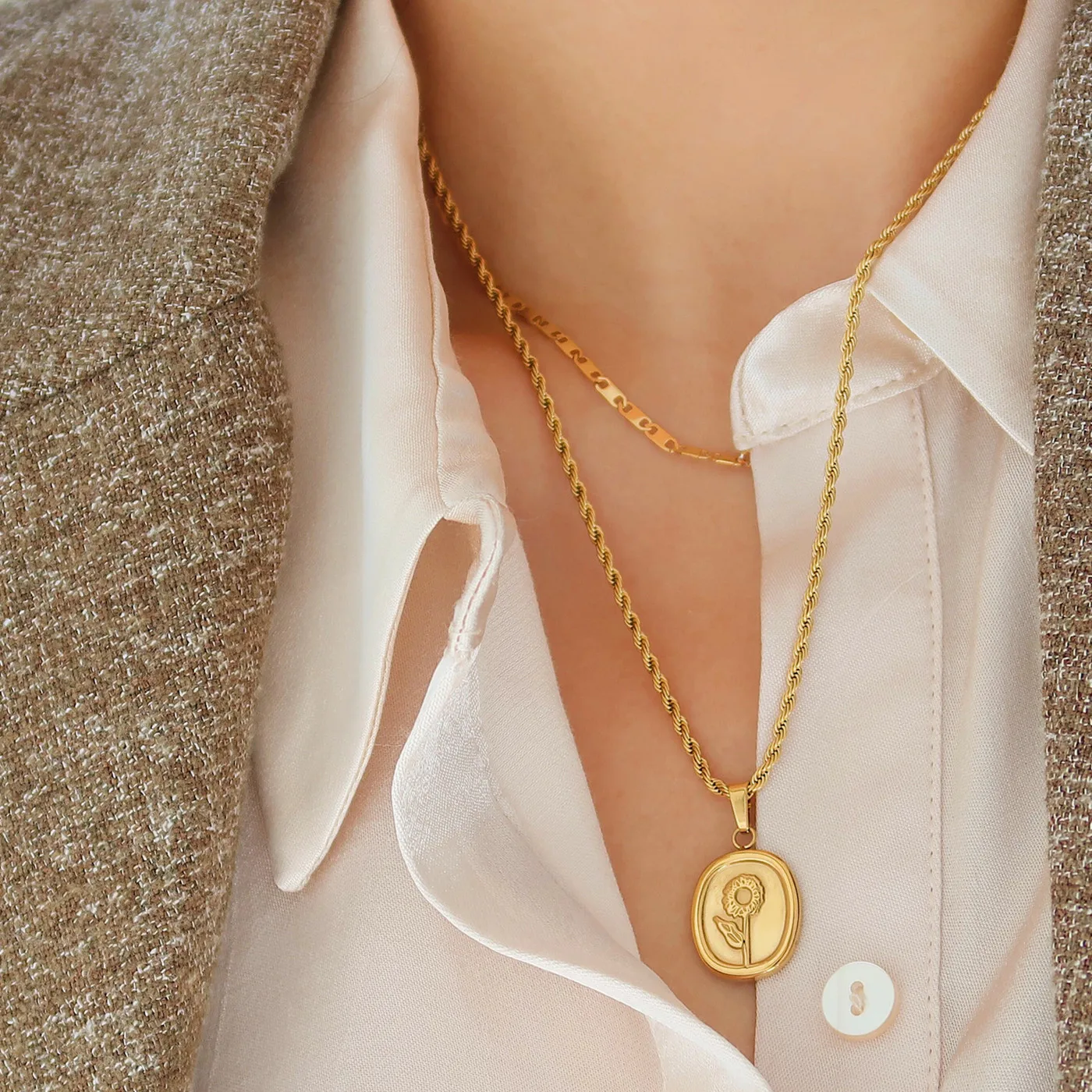 

2022 Newest Stainless Steel Twist Chain Sunflower Pendant Necklace 18K Gold Plated Oval Round Flower Necklace