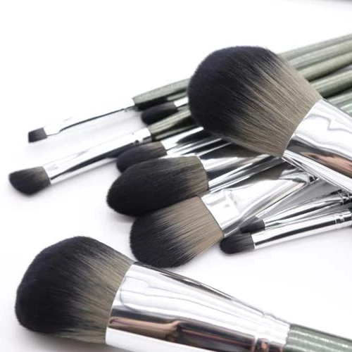 

2021 light fashion similar to snow fox fur professional makeup brush set, Bright silver