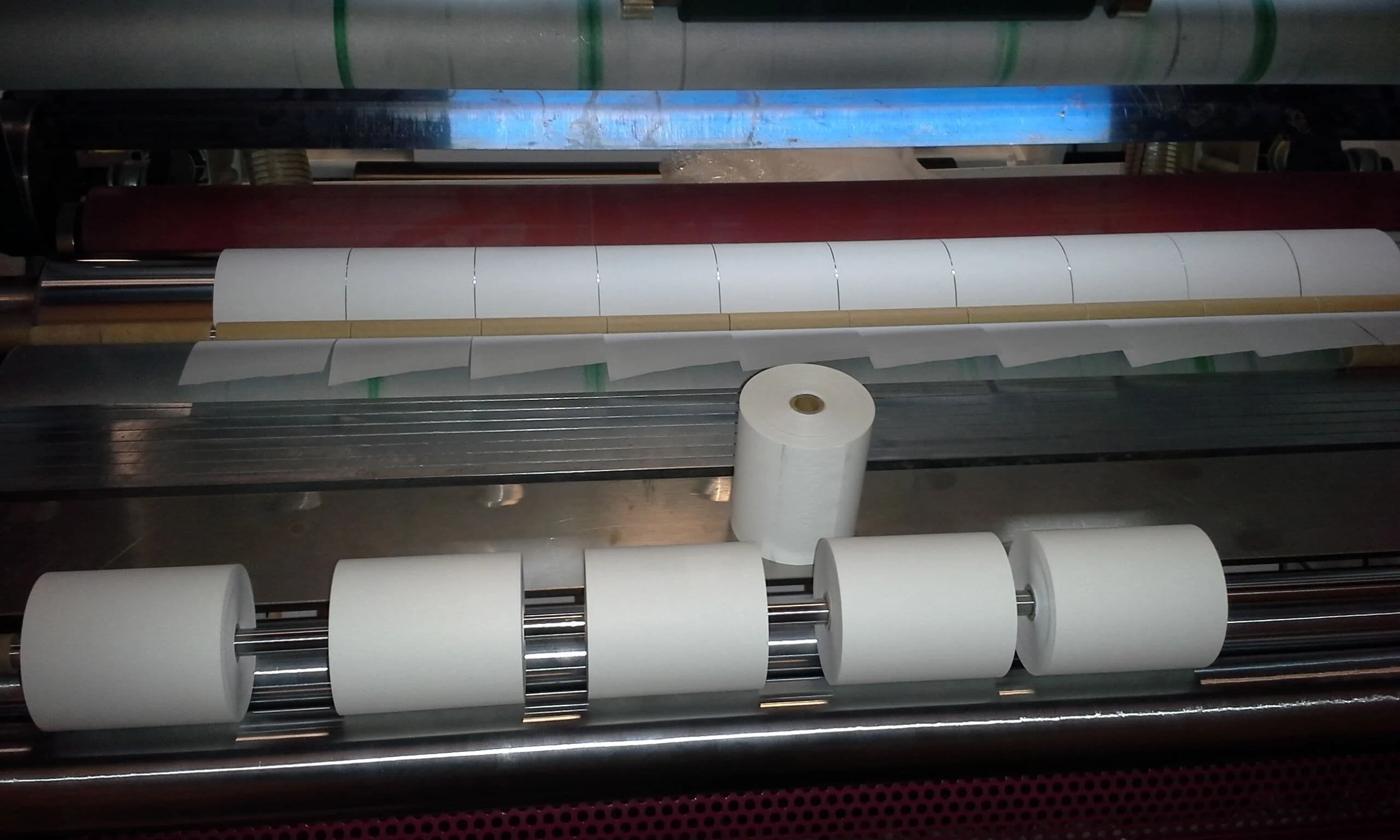 Поставщик бумаги. Резка рулонов бумаги. Автоматический склеиватель бумага. Резка рулонной бумаги на листы. Светочувствительная бумага для факса.