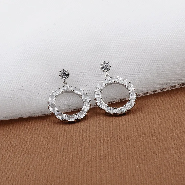 

Zircon earrings with genuine gold and colour plating are popular with versatile earrings