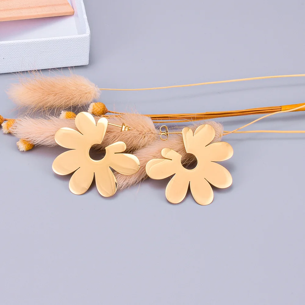 

Retro Design Sweet Jewelry Stainless Steel Flower Stud Earring Simple Real Gold Plating Smooth Metal Flower Earring