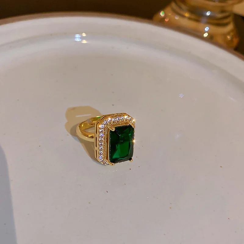 

2021 Hot Selling Gold Plated Micro Pave Crystal Finger Ring Sparkling Square Emerald Cubic Zircon Ring For Ladies Jewelry