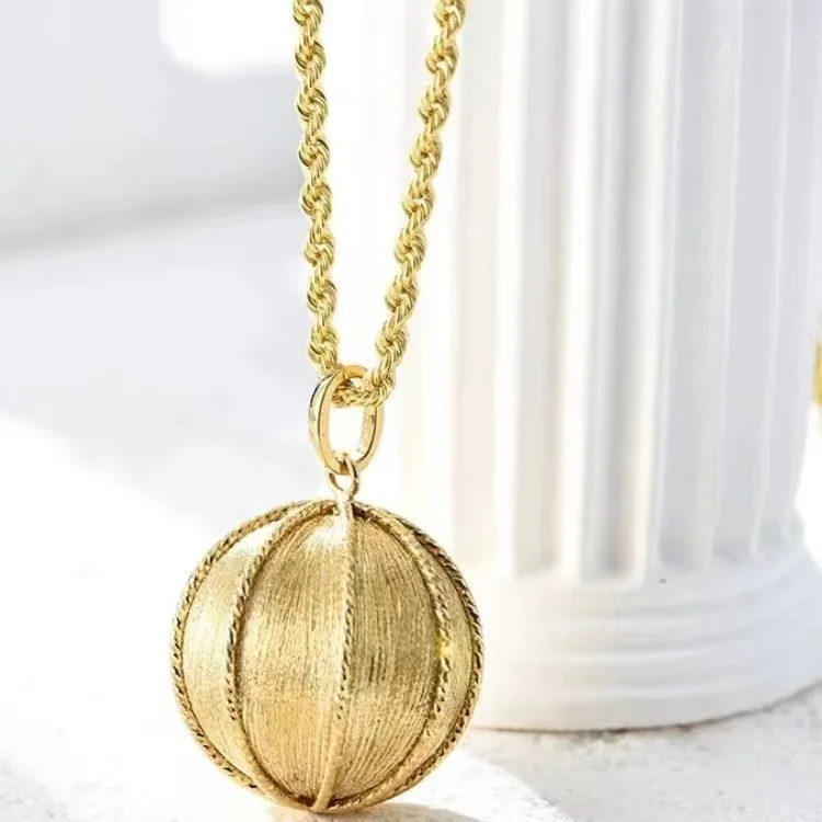 

Certified 18K Gold Hydrangea Pendant AU750 Simple All-Match Fashion Ins Style High-Grade Pendant Water Shell Gold Wholesale