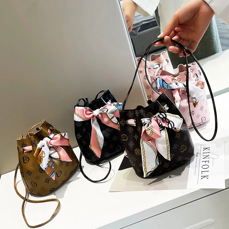 

2021 printed contrast color silk scarf drawstring bucket bag shoulder diagonal simple mobile phone bag, Customizable