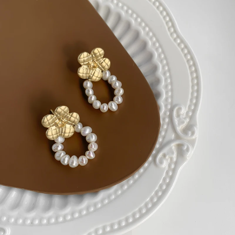 

Vershal A-221 Korean 18k Gold Plated Vintage Flower Freshwater Pearl Loop Stud Earrings For Women
