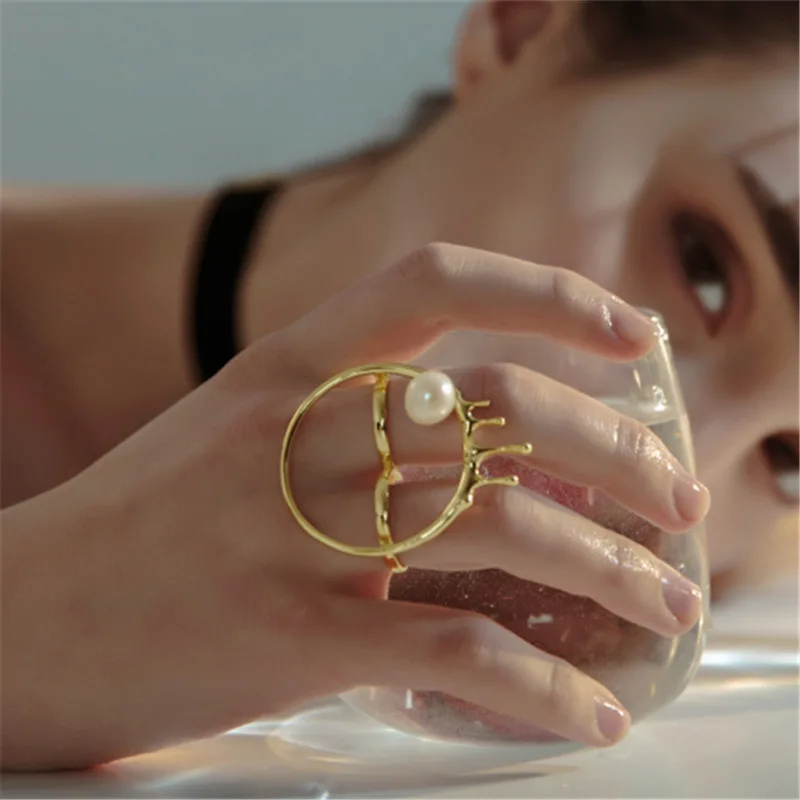 

Creative Design Inlaid Pearl Geometric Big Round Circle Ring Real Gold Plated Irregular Folds Lava Two Finger Ring For Women