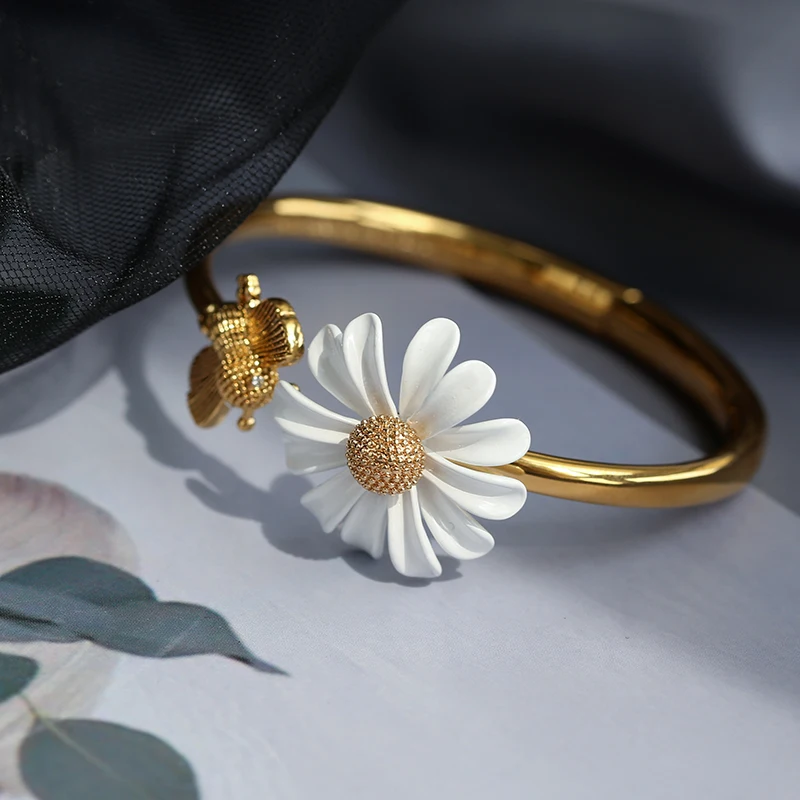 

Duoying OEM pulsera women enamel daisy flower cute vintage bee bracelet daisy adjustable gold plated bee cuff bangle bracelet