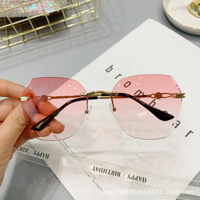 

fashion trendy wholesale sun glasses sunglasses women newest shades sunglasses with candy color lens round sunglasses 2021, Newest shades sunglasses with candy color lens sunglasses 2021