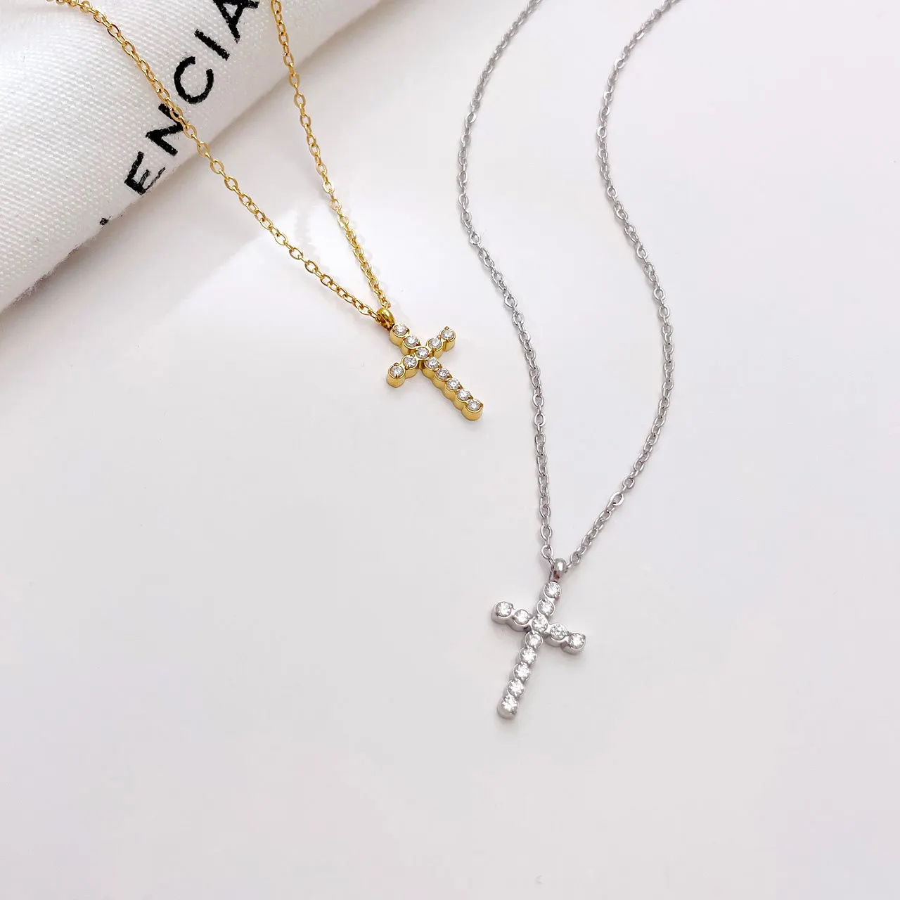 

Fashion Simple Gold PVD Plated Stainless Steel Inlaid Zircon Cross Pendant Necklace For Women