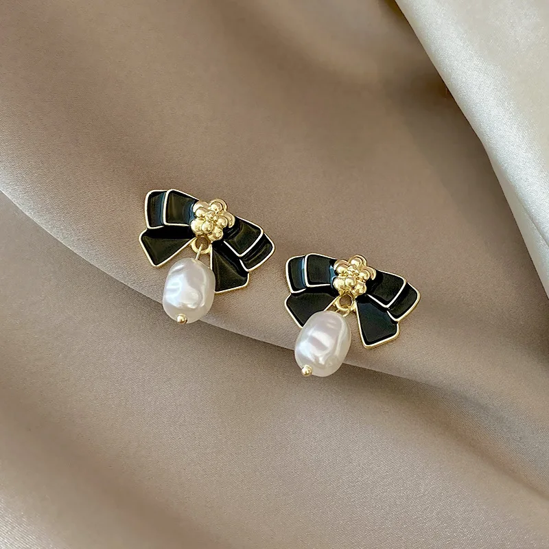 

2022 Fashion Black Enamel Earrings Bow Shape Pearls Stud Earrings For Women Jewelry