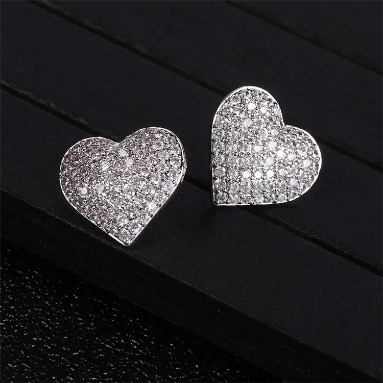 

Temperament Fashion Short Love Earrings Female Exaggerated Copper Micro-Inlaid Zircon Peach Heart Earrings, Picture shows