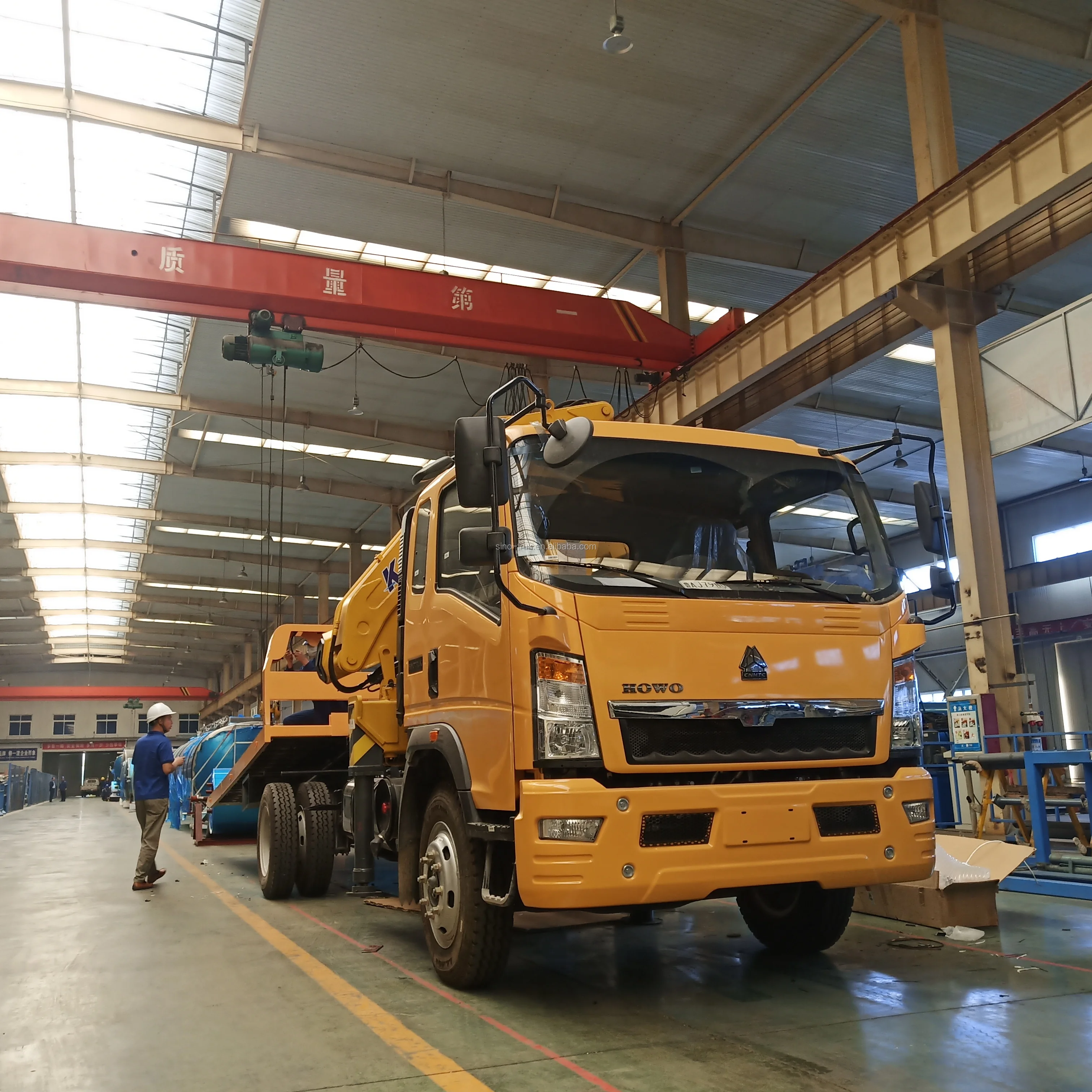 中国重汽howo 4x2重型拖车在升降机清障车出售