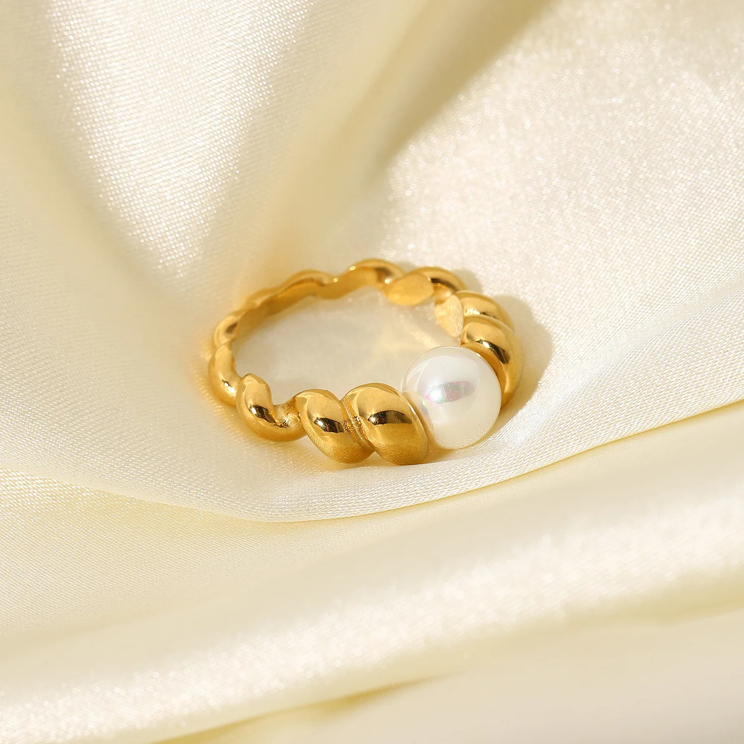 

2021 Fashion Stainless Steel Jewelry For Women 18K Gold Plated Striped Croissant Ring Pearl Chunky Ring