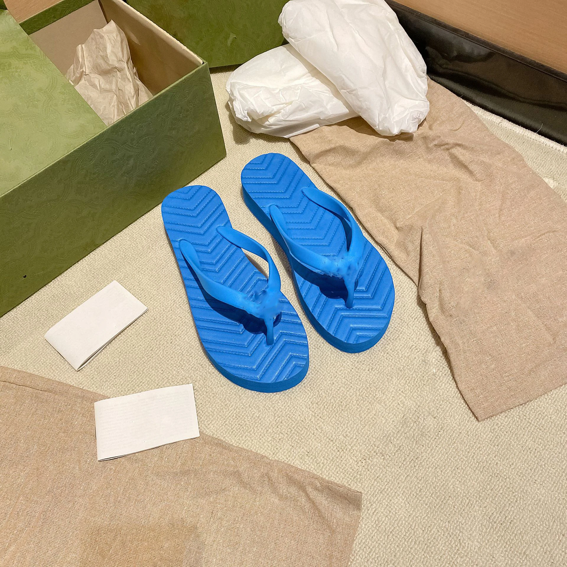 

2022 Hot Selling Fashion Designer Flat Flip Flop Slippers Ladies Sandals