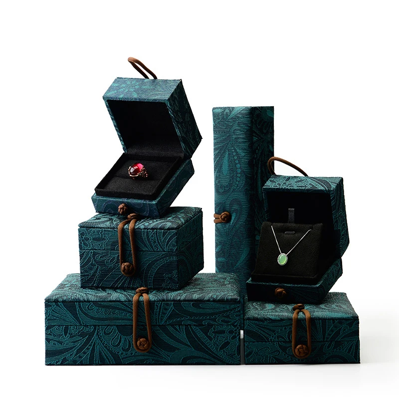 

Elelgent Green Silk Jewelry Box with Pattern Suede Insert Ring Bracelet Gift Packaging Box Jewelry Storage Showcase