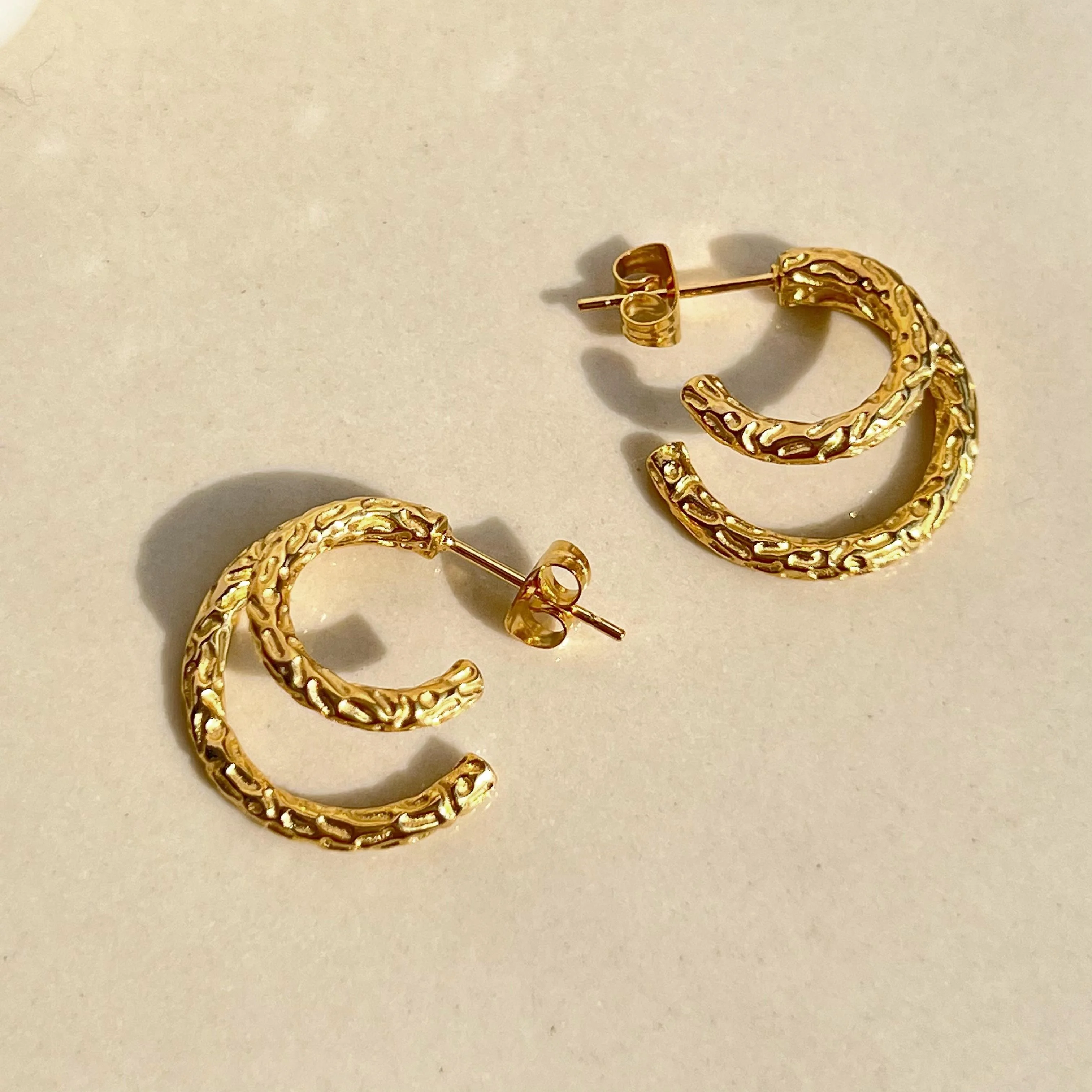 

2024 Dazan New 18k Gold Plated Stainless Steel Tarnish Free Hypoallergenic Waterproof Double Embossed Antique Earrings For Women