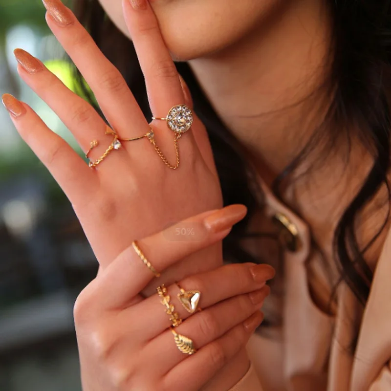 

8Pcs Shining18K Gold Plated Geometric Diamond Ring Set Irregular Crystal Rhinestone Band Rings, As picture show