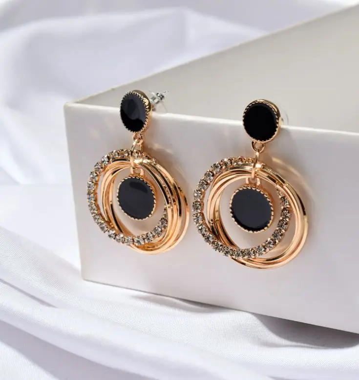 

2021 new metal earrings round diamond earrings female s925silver post creative earrings