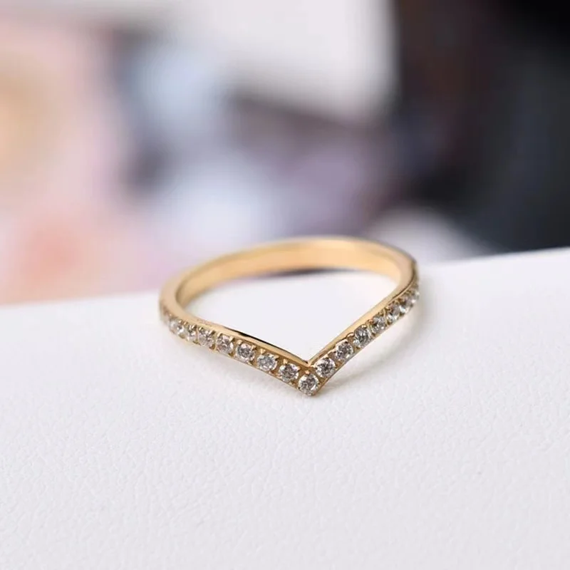 

High End 18K Plain Gold Individuality Dainty Zirconia Half Pave Irregular Arrow Letter V Rings Stainless Steel Fashion Jewelry