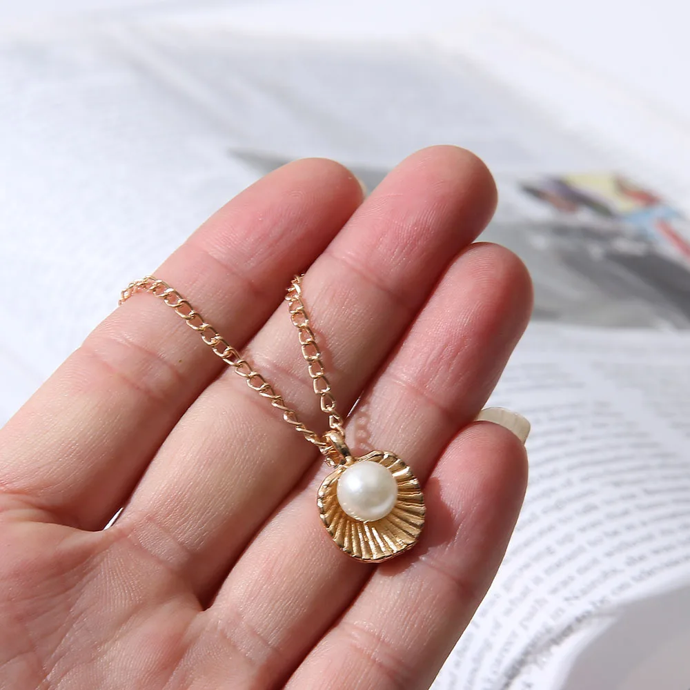 

Pearl shell necklace Ins Simplicity French Autumn And Winter The New Sweater chain for women