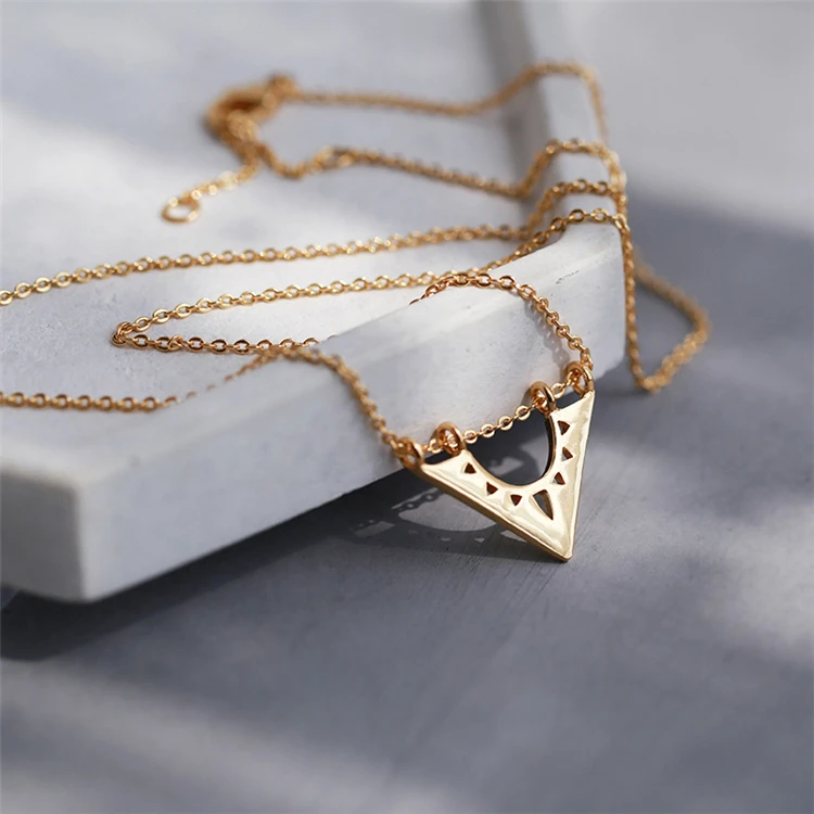 

Aimgal jewelry Cow horn necklace simple retro crescent collarbone chain neck chain gold sweater chain women