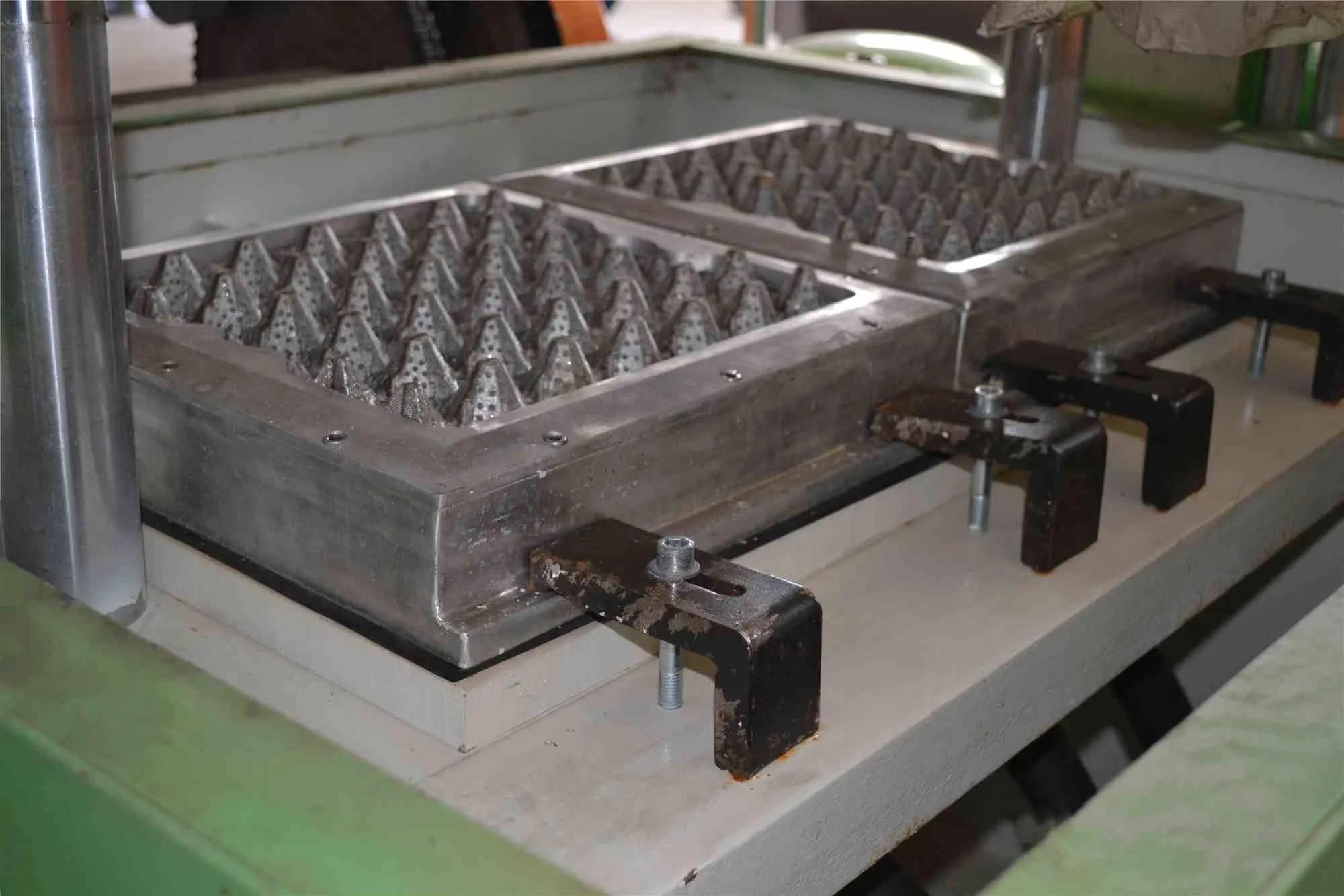 Machine de plateau d'oeufs de pulpe de papier de rebut de coût bas de haute qualité de Wanyou petite
