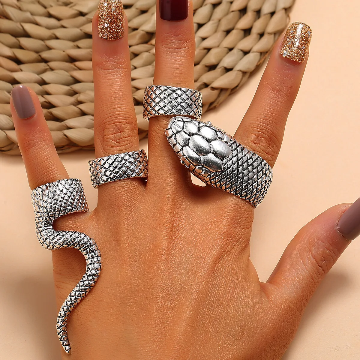 

4pc/Set Vintage Hip Hop Simulation Winding Snake Ring Set Punk Fashion Black Silver Animal Snake Alloy Ring, Like picture
