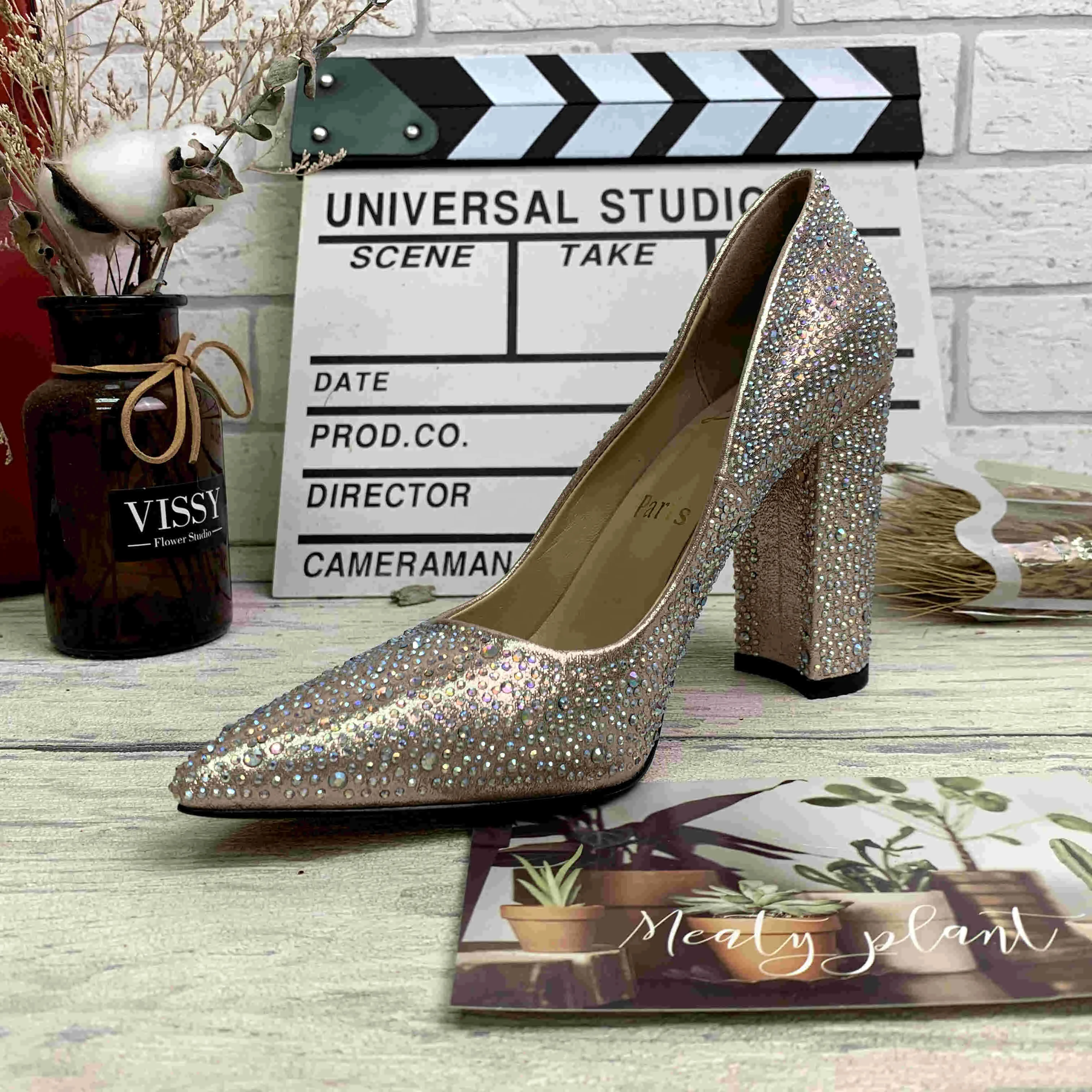 

2021 spring new metal surface full shoes with diamond pointed toe ladies stiletto heels European and American style wholesale, Silver gold