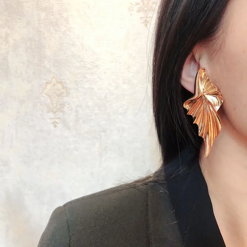 

Vintage Irregular Metal Bump Textured Fold Leaf Stud Earring Exaggerated Alloy Earring Women Fashionable Jewelry 2021