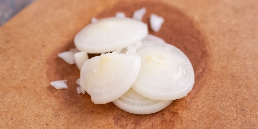 Soaking minced onions in water