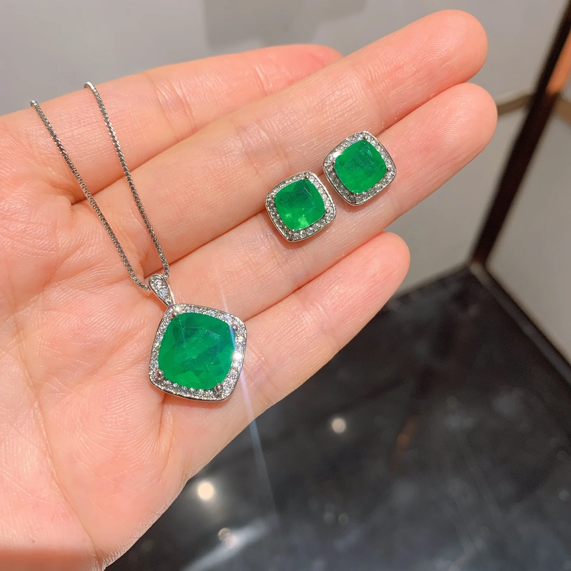 

Luxury Vintage Emerald Gemstone Earrings/Pendant/Necklace Wedding Cocktail Jewelry Sets Wholesale, Customized color