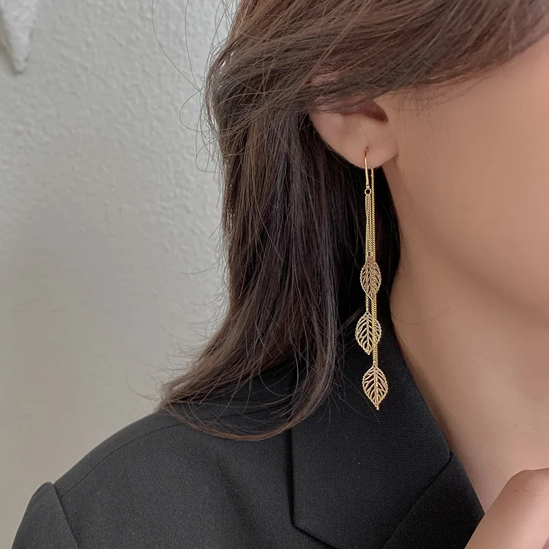 

JUHU 2021 Quirky Fashion Non Tarnish Earrings Temperament Leaf Tassel Female Long Style Alloy Earrings, A pair of pearl ears