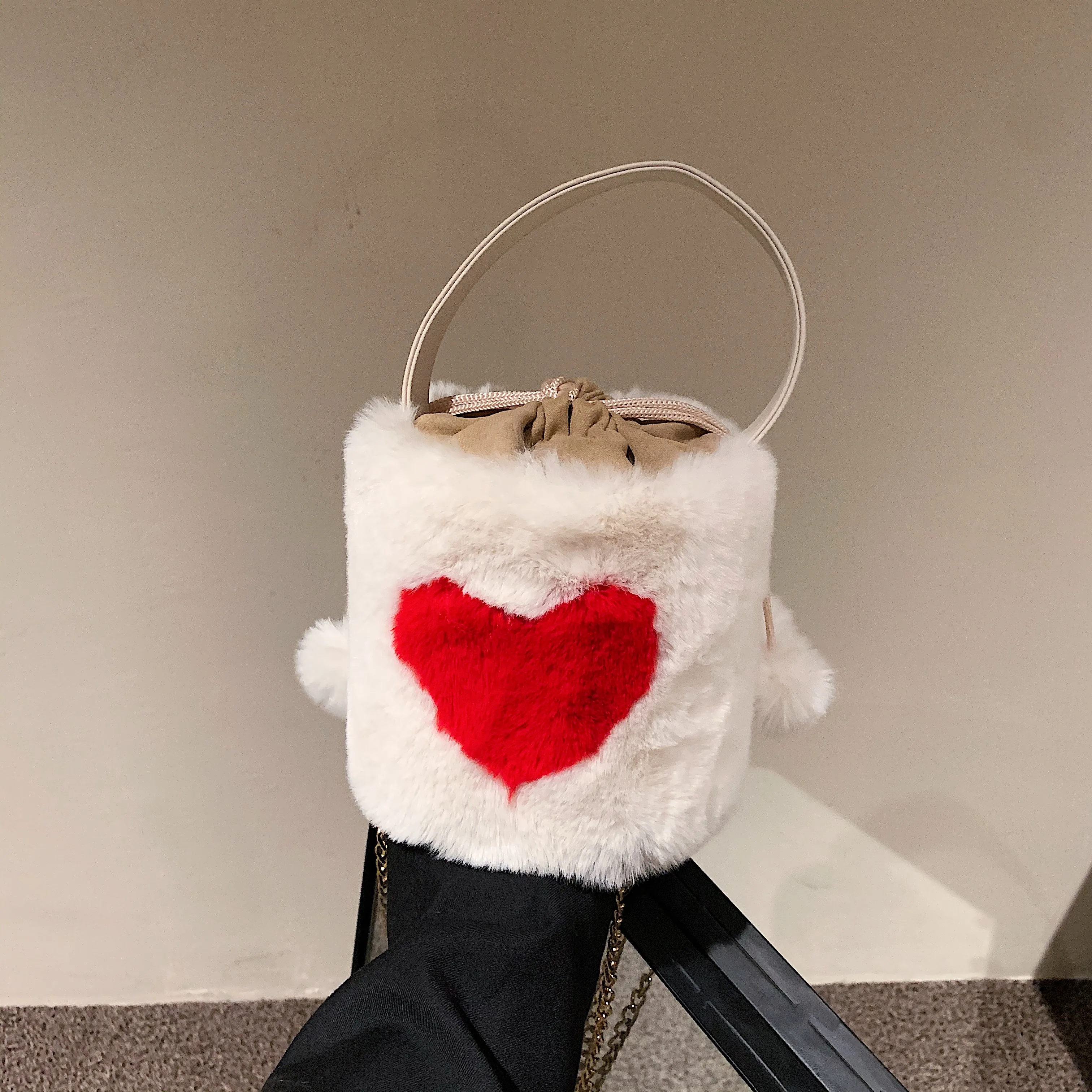 

2022 New arrival heart print fur bucket handbag with chain ,winter drawstring cute bucket bag for girls, 2colors