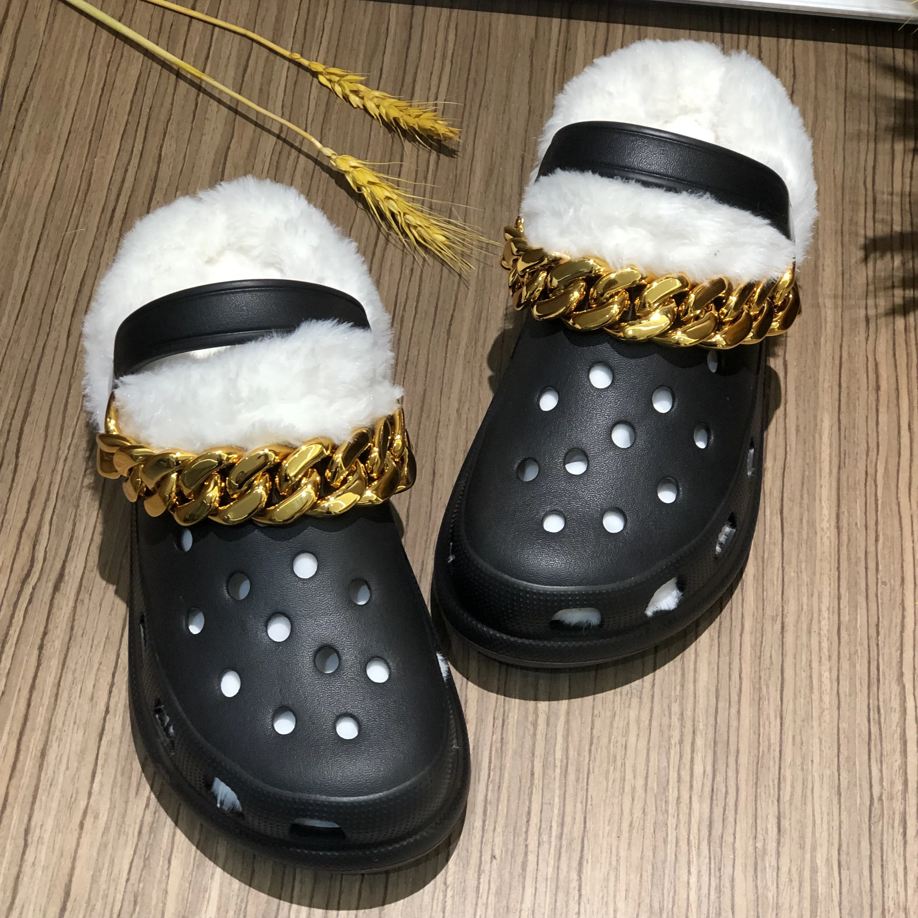 

New arrival fashion winter fur fluffy shoes chunky platform ankle strap croc shoes ladies flat women's sandals with charms, Black,white