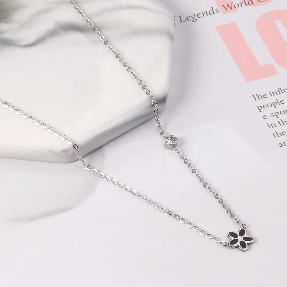 

Fashion Women Five-piece Flower Pendant Necklace With Diamonds Stainless Steel Necklace