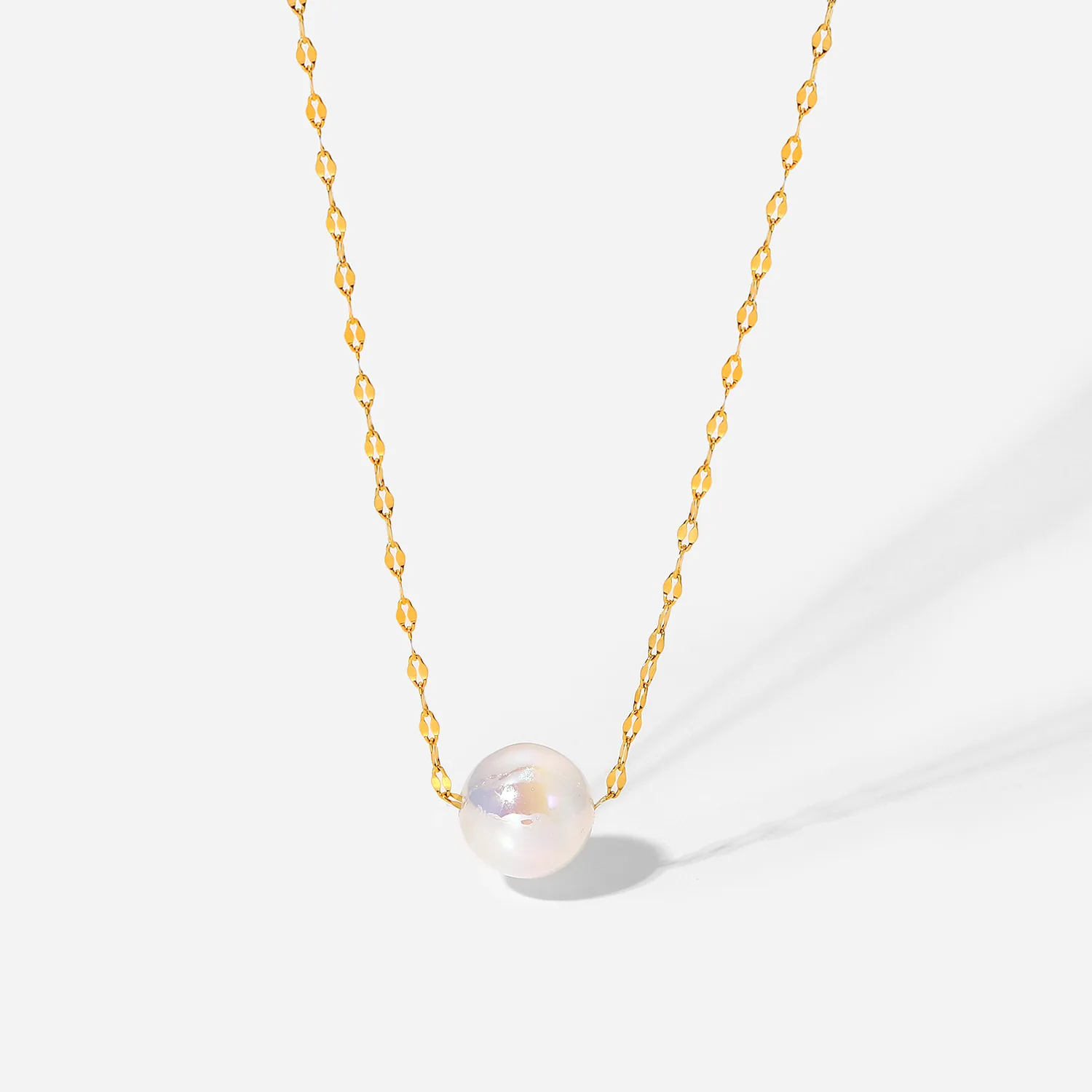 

Stocks Selling Elegant 316L Stainless Steel 13MM White Shell Pearl Pendant Necklace Light Link Chain Choker Necklace For Women