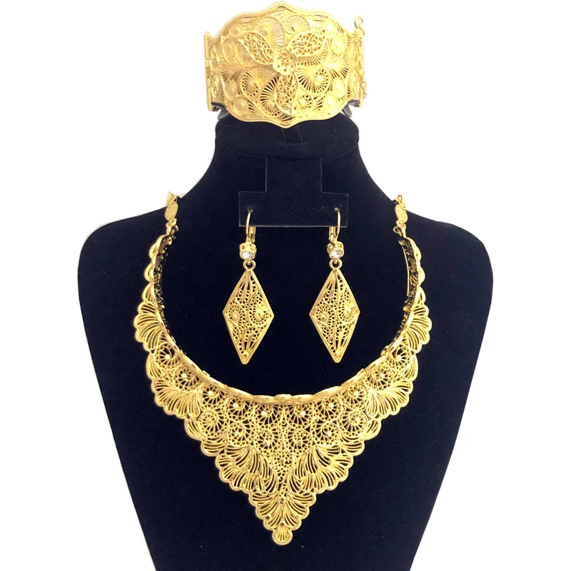 

An exquisite set of Algerian wedding accessories extravagant Muslim bride necklaces earrings bracelets hollowed-out necklace