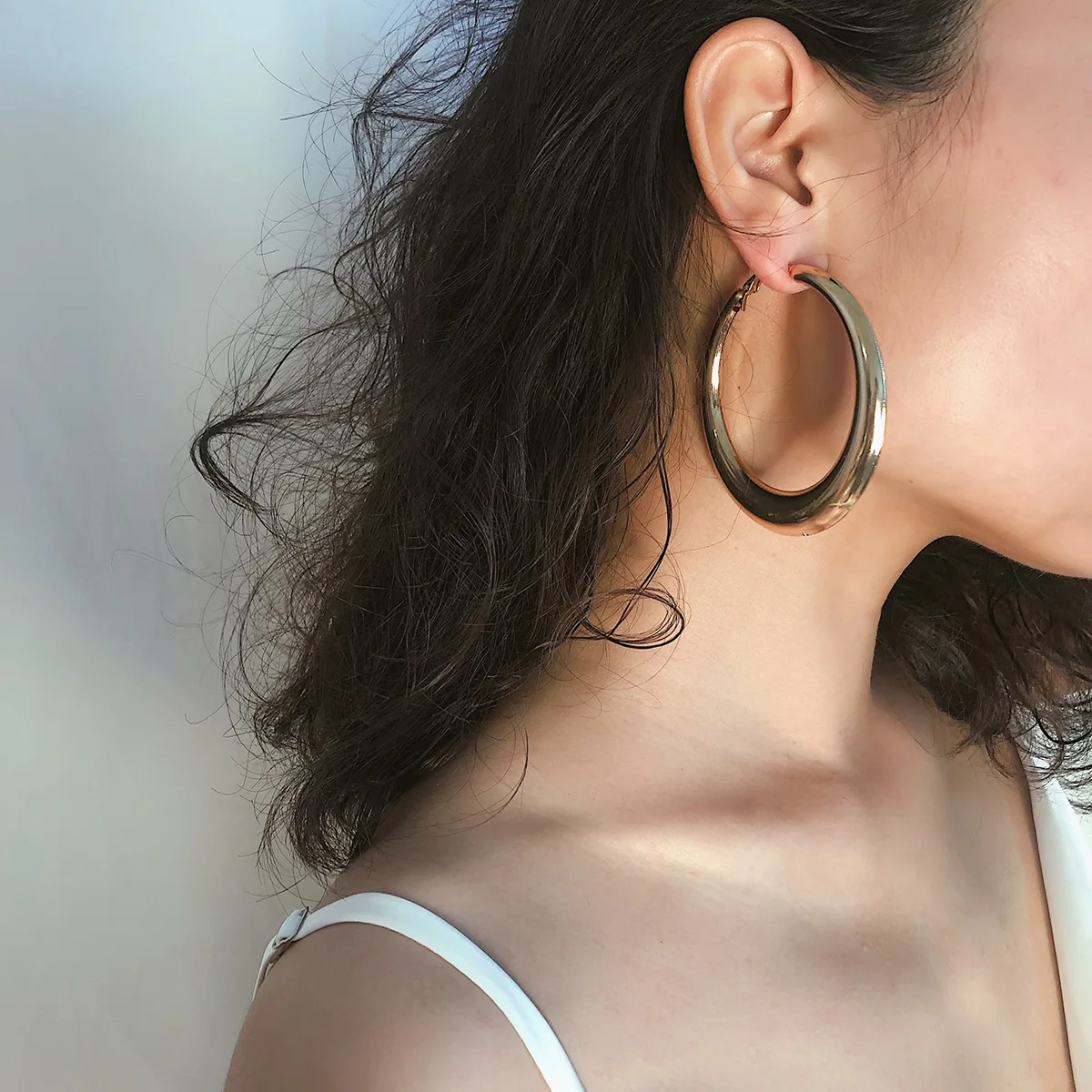 

Punk Geometry Metal Hoop Earrings Trendy Exaggerated Gold Color Round Circle Hoop Earrings for Women (KER567), Same as the picture