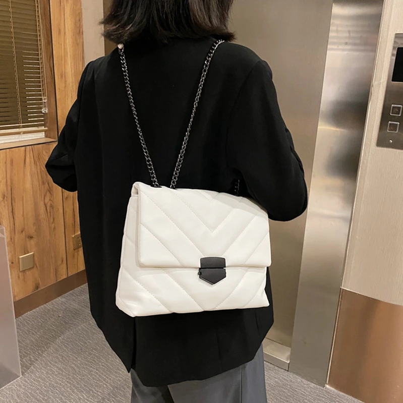 

1089 Big women 2020 autumn and winter new trend fashion solid color shoulder western style customized temperament chain messenge