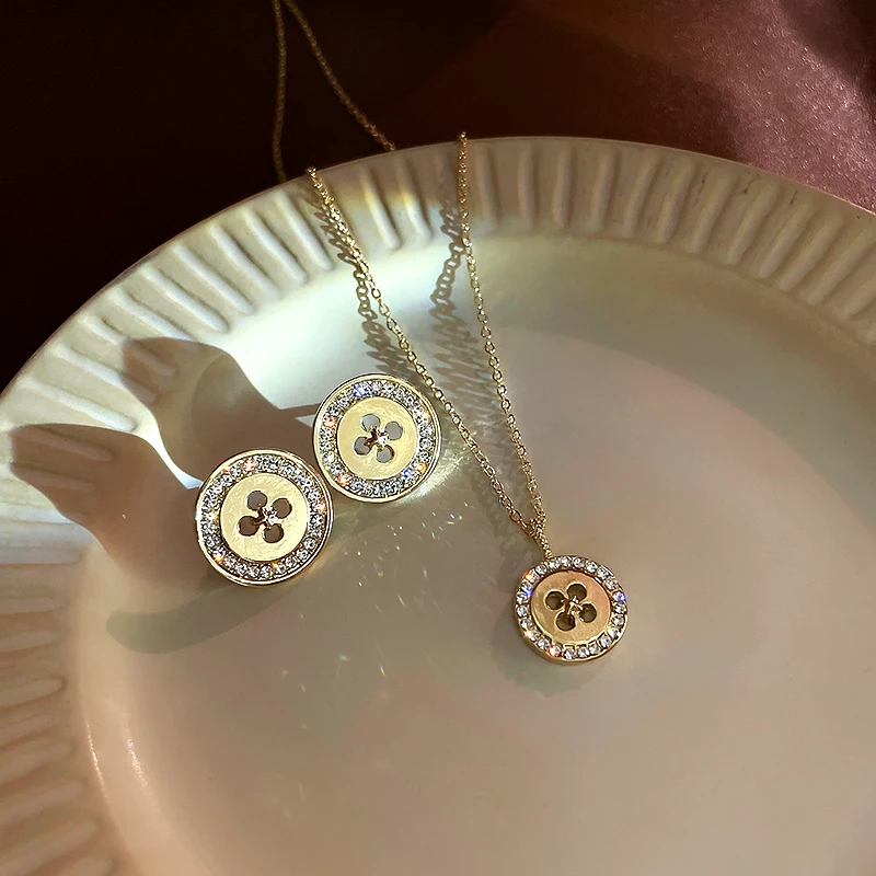 

2021 fashion geometric gold button necklace women
